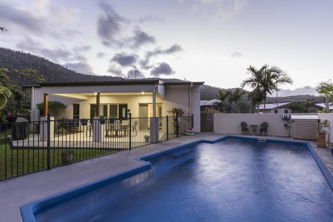 Tropical Private Holiday House With Pool - New Castle Holiday 1