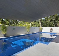 Tropical private holiday house with pool - New Castle Holiday