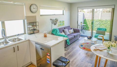 U201 Brunswick Living Brand New Deluxe Balcony Upper Floor Apartment Close To Airport And CBD - New Castle Holiday 0