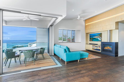 Ultimate Beachfront Living, Sunshine Beach - New Castle Holiday 3