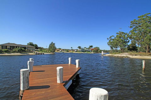 Unbeatable Waterfront Location - New Castle Holiday 2