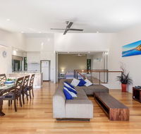 Unit 1 Rainbow Surf - Modern two storey townhouse with large shared pool close to beach and shop - New Castle Holiday