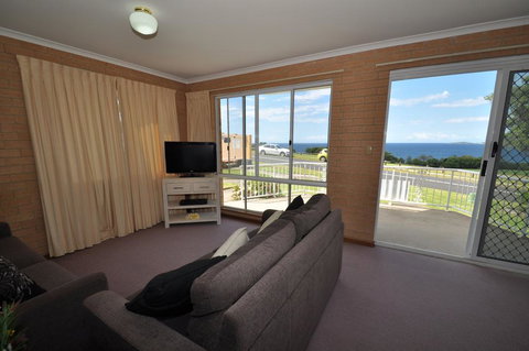 Unit 1, Countess Court - New Castle Holiday 0