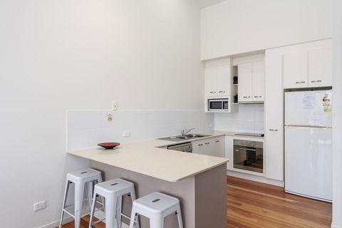 Unit 2 Rainbow Surf - Modern, Double Storey Townhouse With Large Shared Pool, Close To Beach And Shops - New Castle Holiday 1