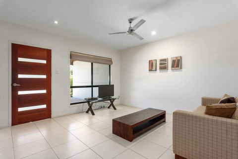 Unit 2 Rainbow Surf - Modern, Double Storey Townhouse With Large Shared Pool, Close To Beach And Shops - New Castle Holiday 2