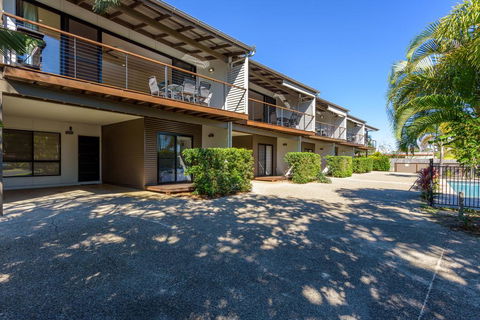 Unit 2 Rainbow Surf - Modern, Double Storey Townhouse With Large Shared Pool, Close To Beach And Shops - New Castle Holiday 0