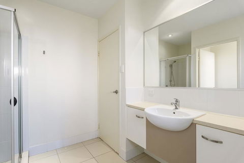 Unit 2 Rainbow Surf - Modern, Double Storey Townhouse With Large Shared Pool, Close To Beach And Shops - New Castle Holiday 3