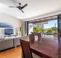 Unit 3 Rainbow Surf - Modern double storey townhouse with large shared pool close to beach and shop - New Castle Holiday