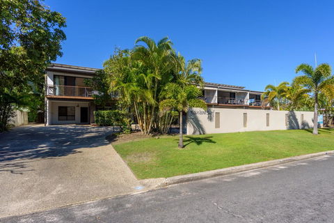 Unit 4 Rainbow Surf - Modern, Double Storey Townhouse With Large Shared Pool, Close To Beach And Shop - New Castle Holiday 1