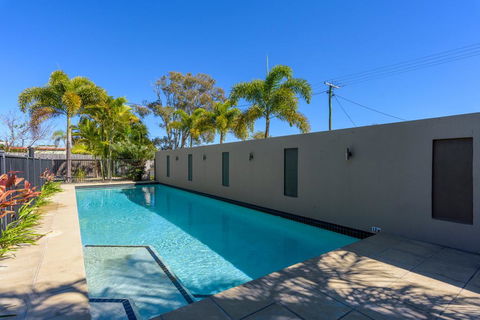 Unit 4 Rainbow Surf - Modern, Double Storey Townhouse With Large Shared Pool, Close To Beach And Shop - New Castle Holiday 2