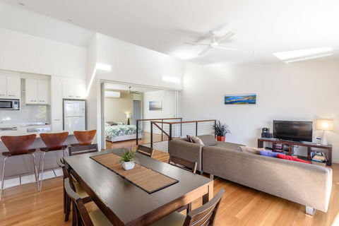 Unit 4 Rainbow Surf - Modern, Double Storey Townhouse With Large Shared Pool, Close To Beach And Shop - New Castle Holiday 0