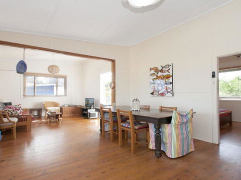 Urchins - Funky Comfort And Style - New Castle Holiday 3