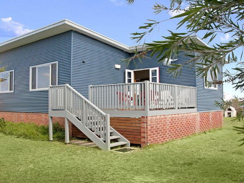 Urchins - Funky Comfort And Style - New Castle Holiday 0