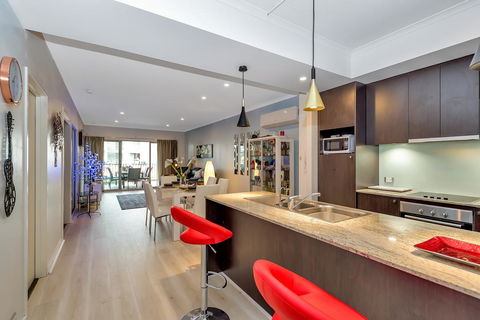 Venetian Canal Apartment-Close To Beaches And Marina - New Castle Holiday 0