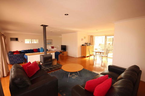 Verona Vineyard Cottage - New Castle Holiday 3