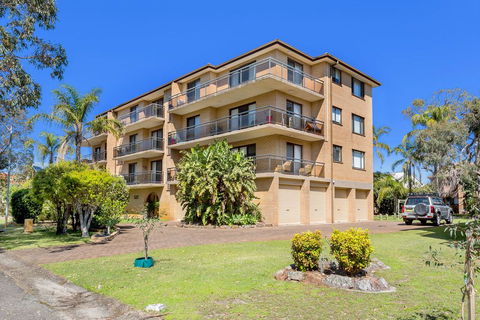 Victory Court, Unit 1/3-7 Columbia Close - New Castle Holiday 1