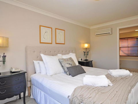 Villa 3br Beaujolais Luxe + Style Resort Condo Located Within Cypress Lakes Resort (nothing Is More Central) - New Castle Holiday 3