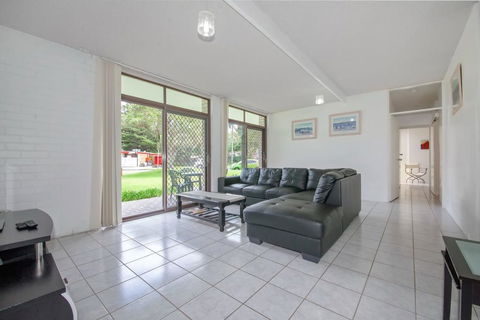 Villa Ellisa, Unit 1/10 Columbia Close - New Castle Holiday 2