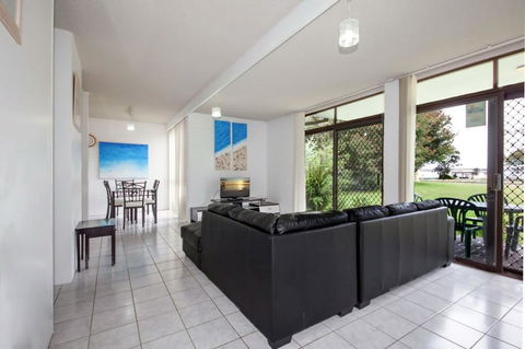 Villa Ellisa, Unit 1/10 Columbia Close - New Castle Holiday 1