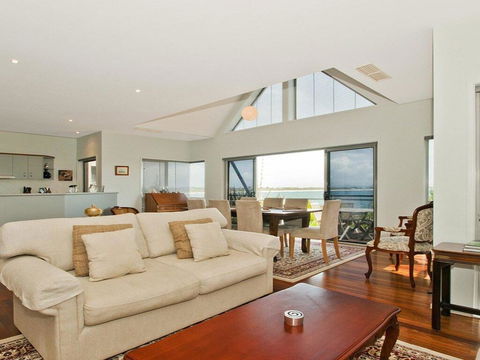 Villa Mer - Stylish Waterfront Accommodation - New Castle Holiday 0