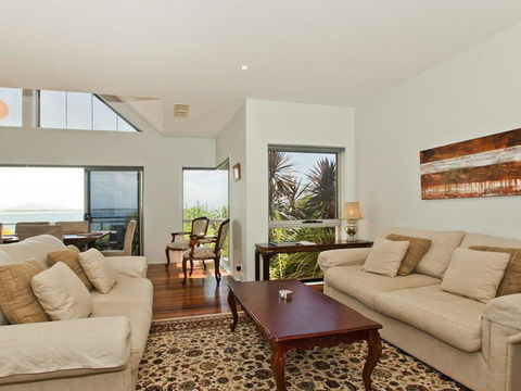 Villa Mer - Stylish Waterfront Accommodation - New Castle Holiday 1
