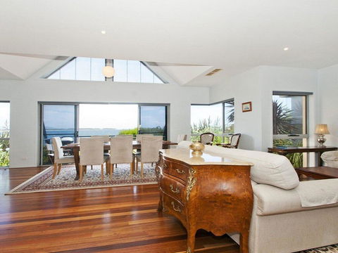 Villa Mer - Stylish Waterfront Accommodation - New Castle Holiday 3