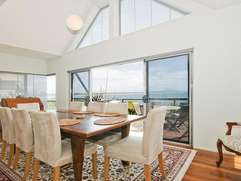 Villa Mer - Stylish Waterfront Accommodation - New Castle Holiday 2