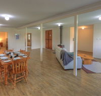 Village Stays Coldstream Gallery Bungalow - New Castle Holiday