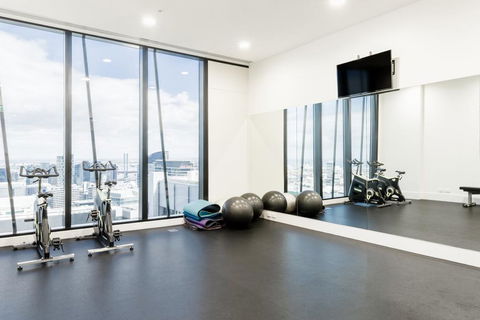 Wake To Eureka Tower Views From Prestigious Collins St - New Castle Holiday 3