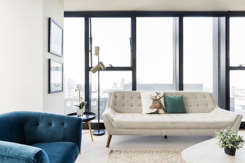 Wake To Eureka Tower Views From Prestigious Collins St - New Castle Holiday 0