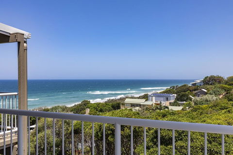 Wake Up To Ocean Views In Stylish Comfort - New Castle Holiday 0