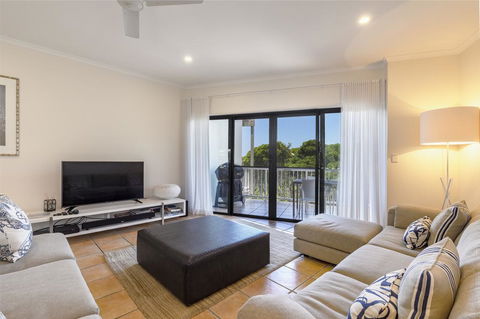 Wake Up To Ocean Views In Stylish Comfort - New Castle Holiday 2