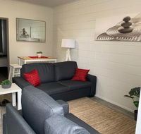Walk to Lamberts Beach with Wi-fi and Netflix - New Castle Holiday