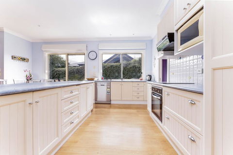 WALKIN ON SUNSHINE - STROLL TO BEACH BREAK - New Castle Holiday 2