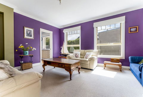 WALKIN ON SUNSHINE - STROLL TO BEACH BREAK - New Castle Holiday 3