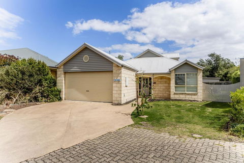 WALKIN ON SUNSHINE - STROLL TO BEACH BREAK - New Castle Holiday 0