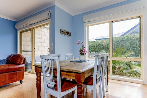 WALKIN ON SUNSHINE - STROLL TO BEACH BREAK - New Castle Holiday 1