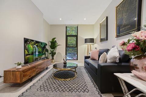 Walking To Darling Harbour, ICC,QVB, Shopping Mall - New Castle Holiday 0