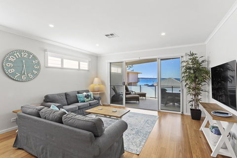 Wanda Waterfront Retreat - Beautiful Beach House - New Castle Holiday 2