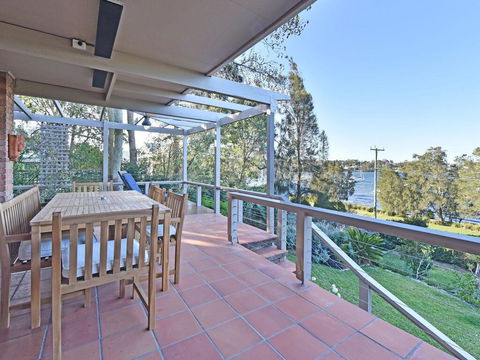 Wangi Waterfront Delight Estate - Waterfront Reserve Home - New Castle Holiday 0