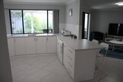 Warnbro Beach Family Accommodation - New Castle Holiday 2