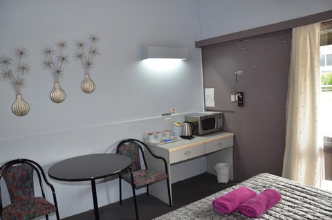 Warwick Motor Inn - New Castle Holiday 3