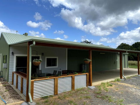 Waterfall Unit Farm Stay - New Castle Holiday 0