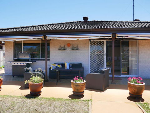 Waterfront Haven With Jetty, Mooring And WiFI - New Castle Holiday 1