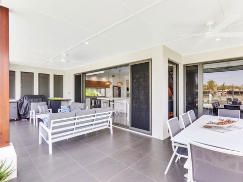 WATERFRONT HOME BORDERING MOOLOOLABA - New Castle Holiday 2
