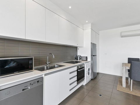 WATERFRONT SEVEN - In The Heart Of Lorne - New Castle Holiday 1