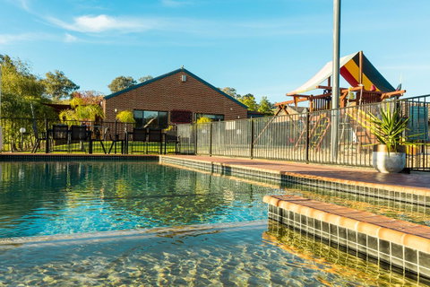 Blazing Stump Motel & Suites - New Castle Holiday 6