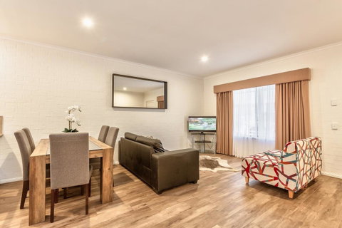 Blazing Stump Motel & Suites - New Castle Holiday 3