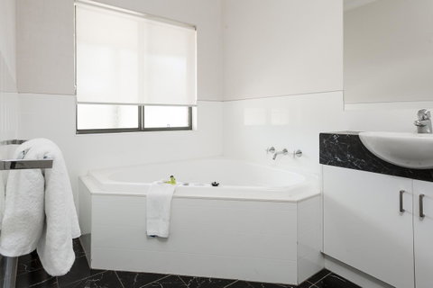 Blazing Stump Motel & Suites - New Castle Holiday 33