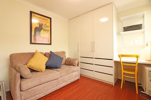 Colour Pop Fitzroy - 3 Bedroom Pet Friendly - New Castle Holiday 16